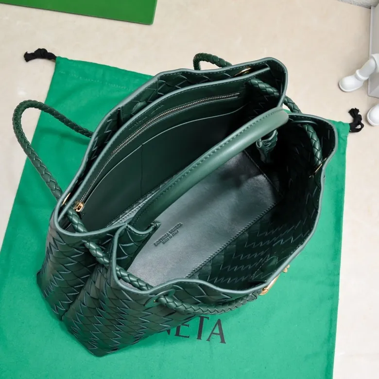 The 2023 new Andiamo batch of 2260 BV has been shipped‼ ️Really popular🔥The new Andiamo woven handbag launched by Bottega Veneta this season is really popular all over the world! ! Celebrities at home and abroad have worn it, and Oscar-winning actress Michelle Yeoh has taken it out on the street. Song Jia, Trai Yara, Yu Feihong, Sanji Ayaka, Rosie Hunting-Whiteley, Yoshioka Riho, etc. have all picked up this bag. It is classic and versatile, showing off its temperament, and the bag capacity is also large, which is very convenient for daily commuting! ! A variety of carrying methods, the shoulder straps can be adjusted by yourself, the original lambskin feels soft and delicate, and the unisex style breaks gender boundaries and brings a more practical and longer-lasting use experience. Andiamo, which has both elegant and casual styles, perfectly interprets the true appearance of "fashionable old money style". Style number: 8463 Size: 32*24*12